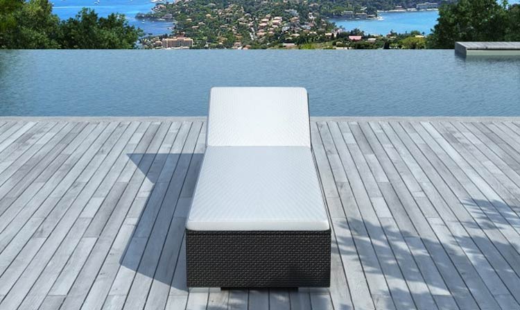 Transat en résine tressée noir coussin coloris blanc Transat en résine tressée noir coussin coloris blanc